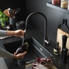 Franke Eos Neo pull-out spray bateria kuchenna z wyciąganą wylewką stojąca czarna stal szlachetna 115.0613.671