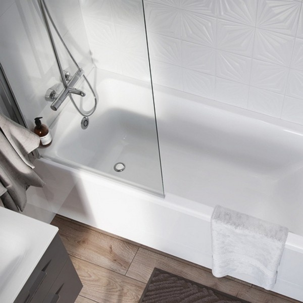 Jak wybrać i zamontować parawan nawannowy?