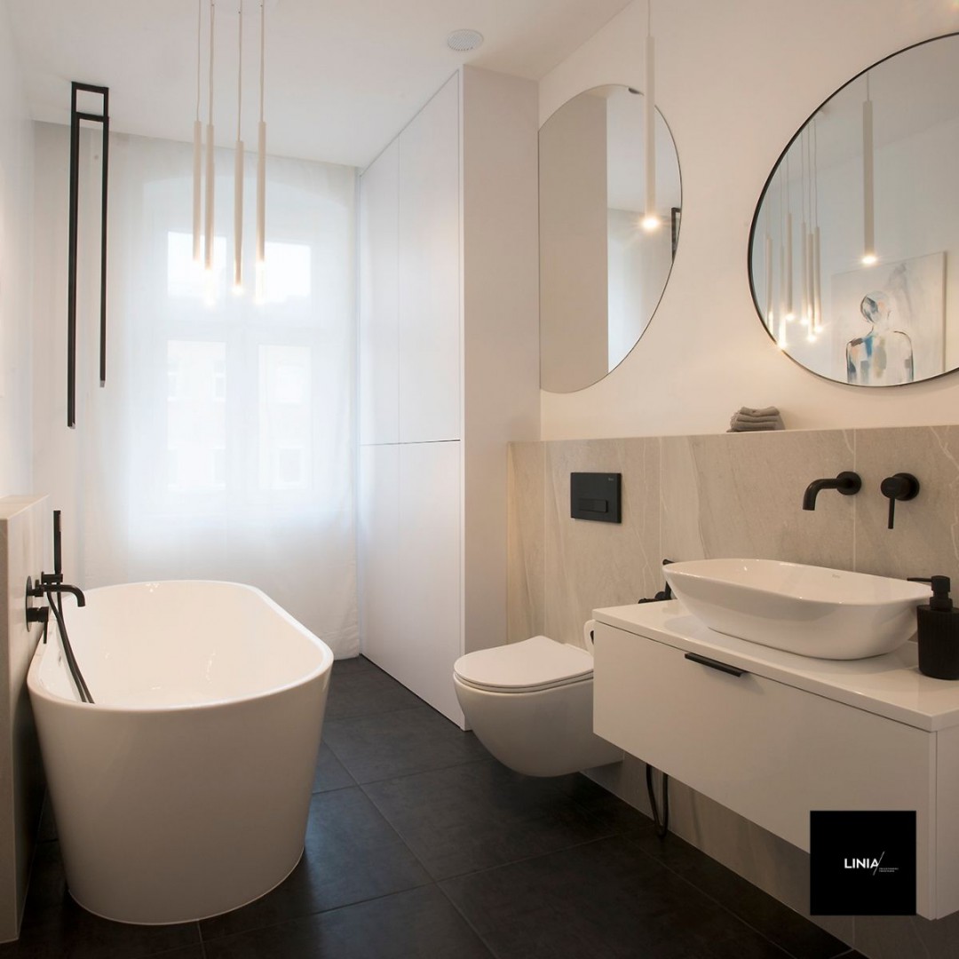 Biała łazienka z wanną wolnostojącą!