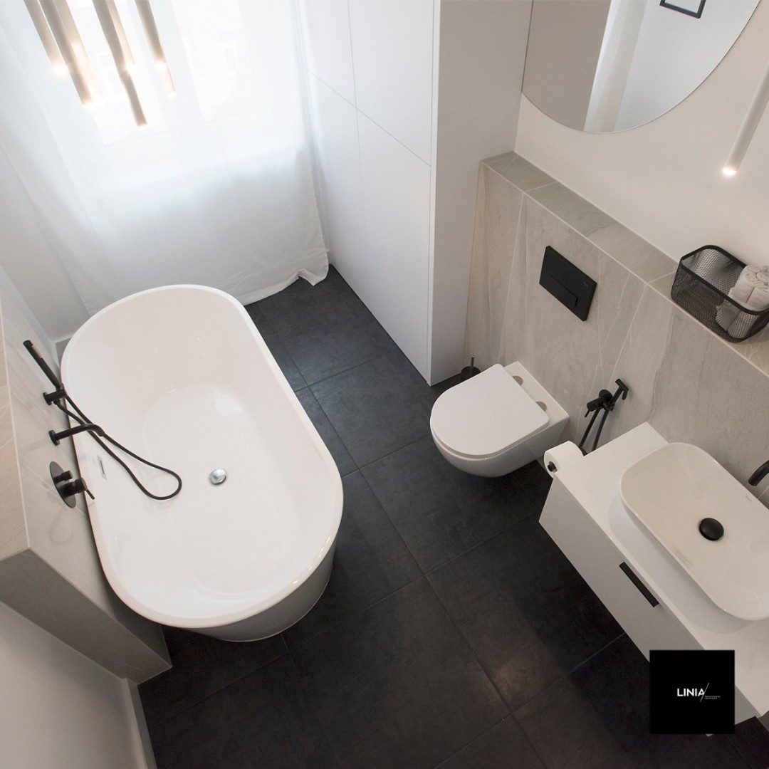 Biała łazienka z wanną wolnostojącą!