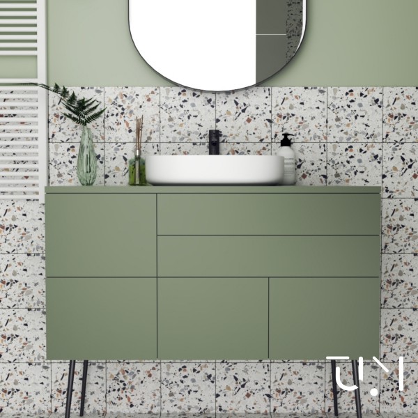 Mała łazienka w zieleni z wanną z parawanem nawannowym!