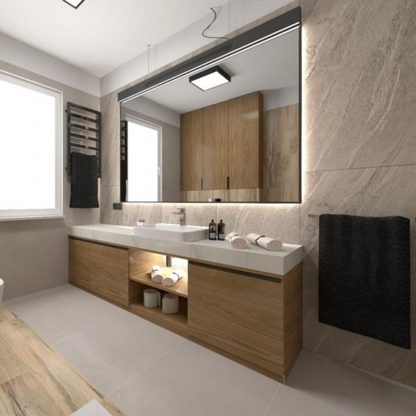 Podłużna łazienka z kabiną oraz płytkami drewnopodobnymi