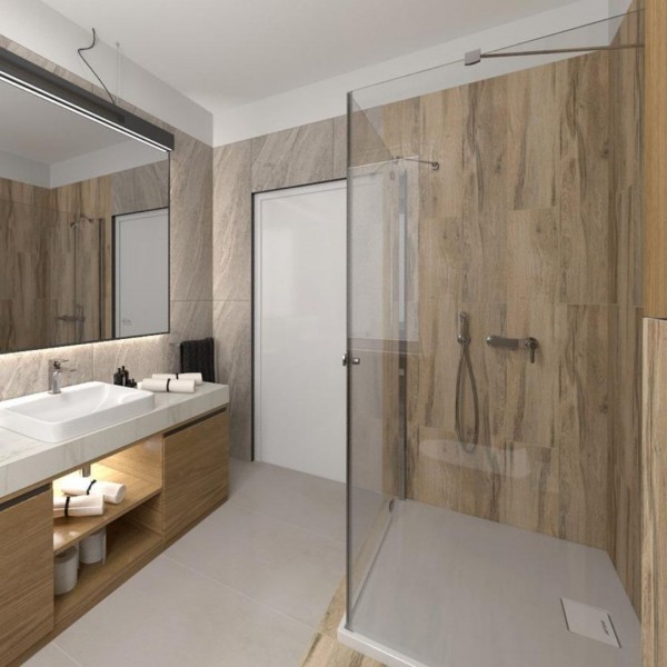 Podłużna łazienka z kabiną oraz płytkami drewnopodobnymi