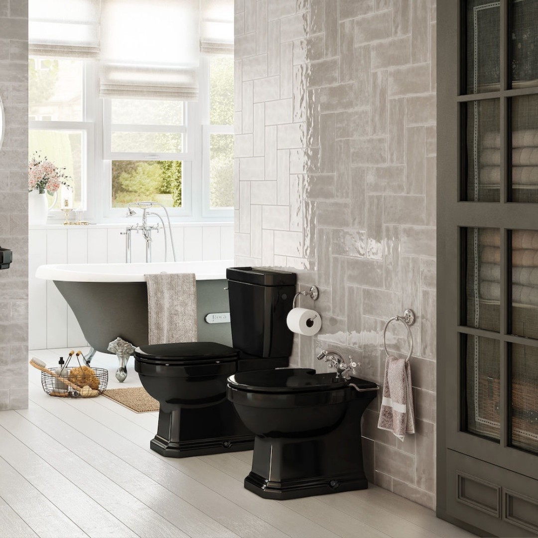 Czarna łazienka w stylu retro z ceramiką Roca Carmen Black!