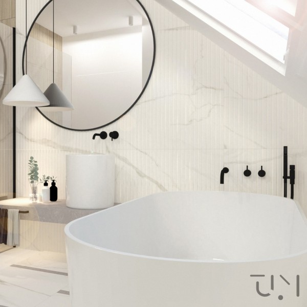 Łazienka na poddaszu z kabiną walk-in i wanną wolnostojącą!