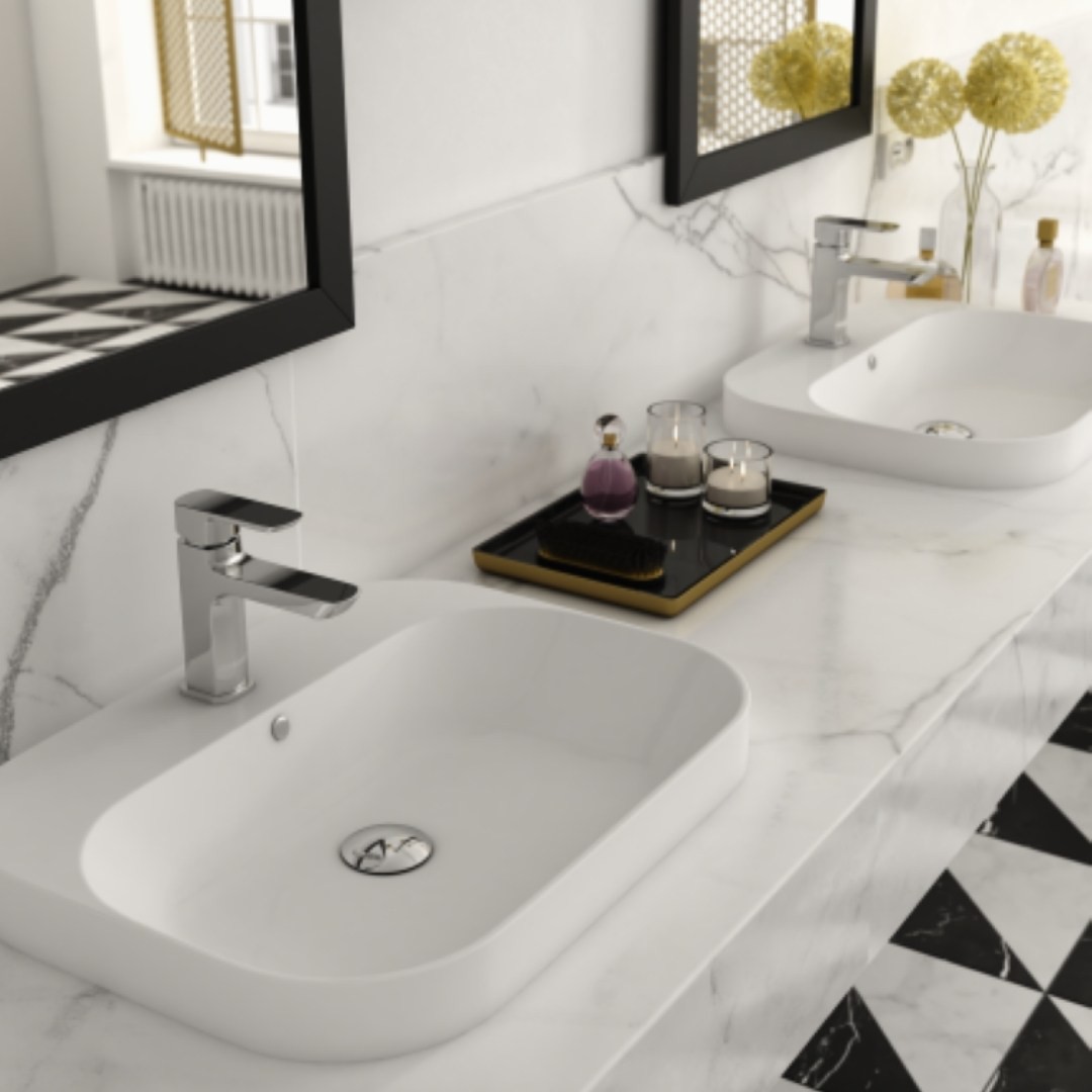  Łazienka w stylu glamour z bateriami łazienkowymi Kohlman Foxal!