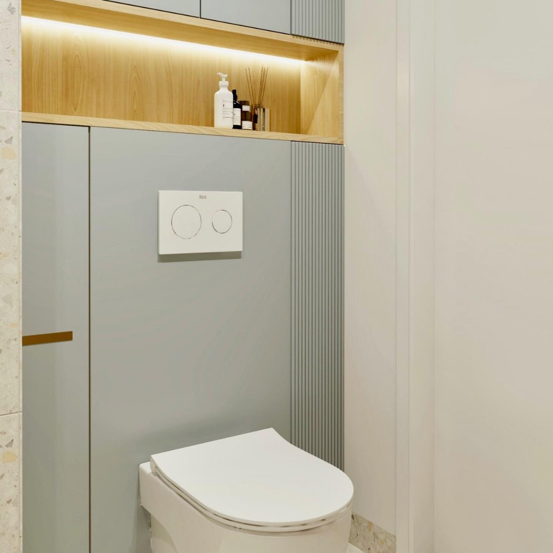 Złota kabina prysznicowa w małej łazience w bloku!