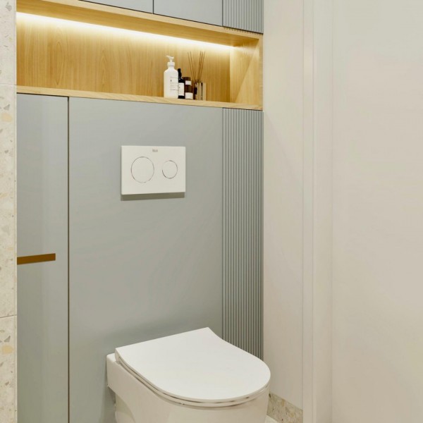 Złota kabina prysznicowa w małej łazience w bloku!