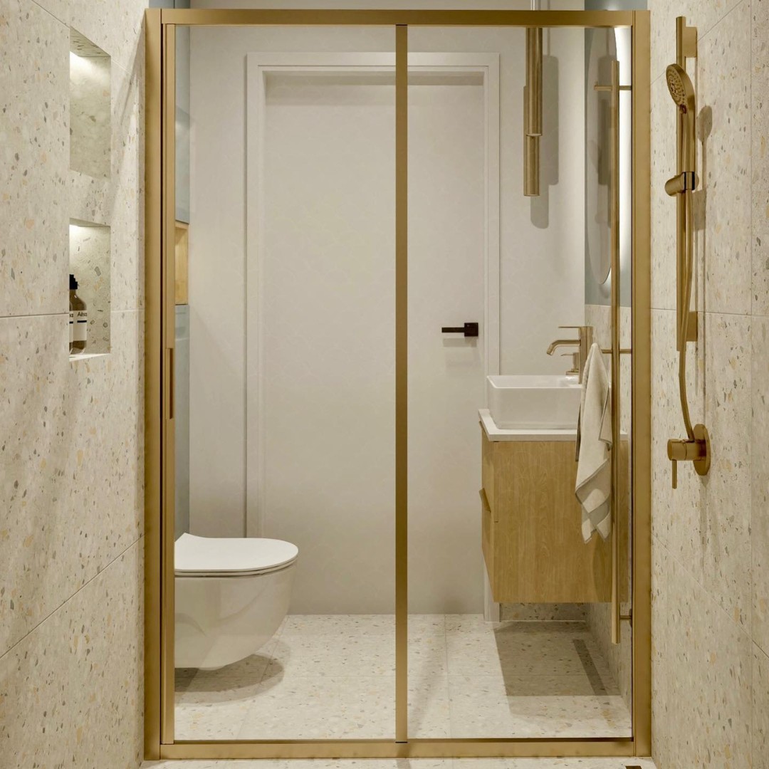 Złota kabina prysznicowa w małej łazience w bloku!