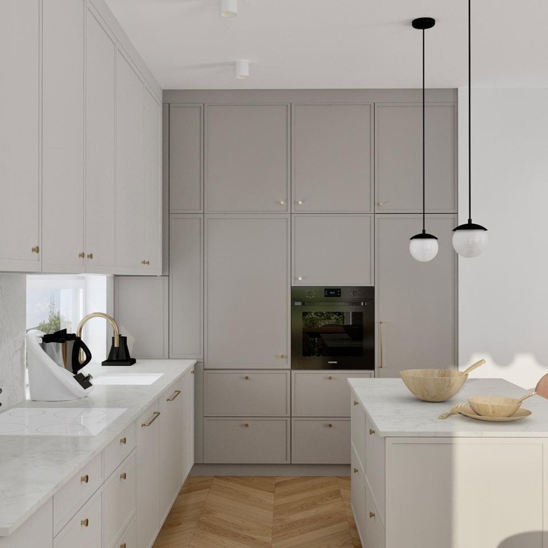 Jasna kuchnia z białym zlewem podblatowym pod oknem