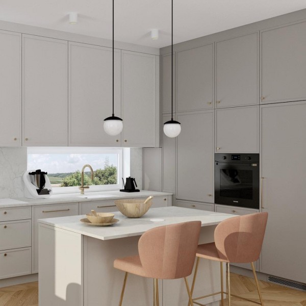 Jasna kuchnia z białym zlewem podblatowym pod oknem