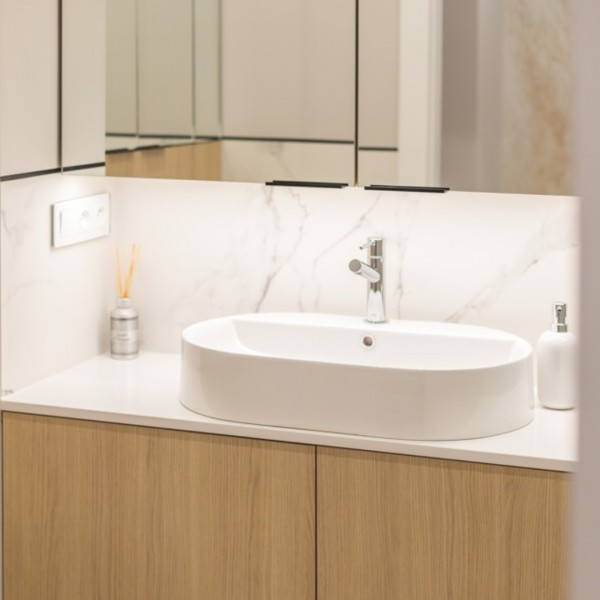 Łazienka w bloku z wanną z parawanem!