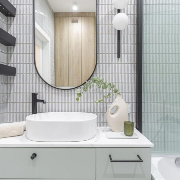 Jasne odcienie i elegancja w łazience w bloku!