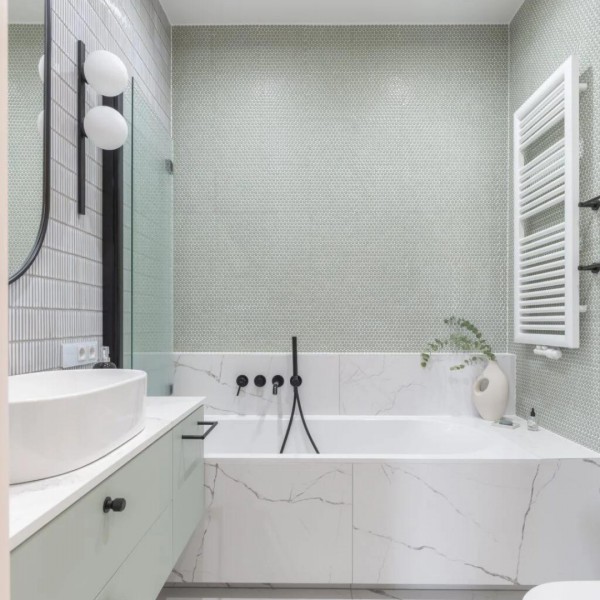 Jasne odcienie i elegancja w łazience w bloku!