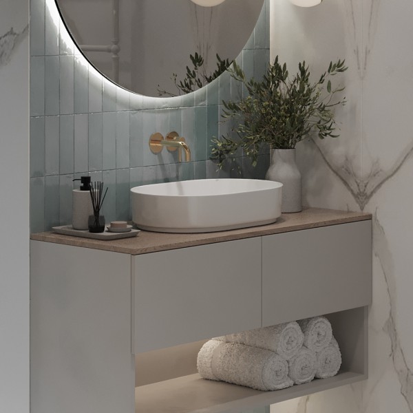 Elegancka łazienka w delikatnych pastelowych tonacjach: Płytki marmuropodobne, złote dodatki i retro grzejnik!