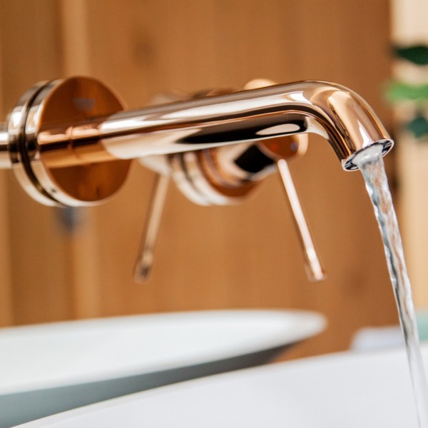  Luksusowa oaza na poddaszu: łazienka z sauną i złotymi bateriami łazienkowymi