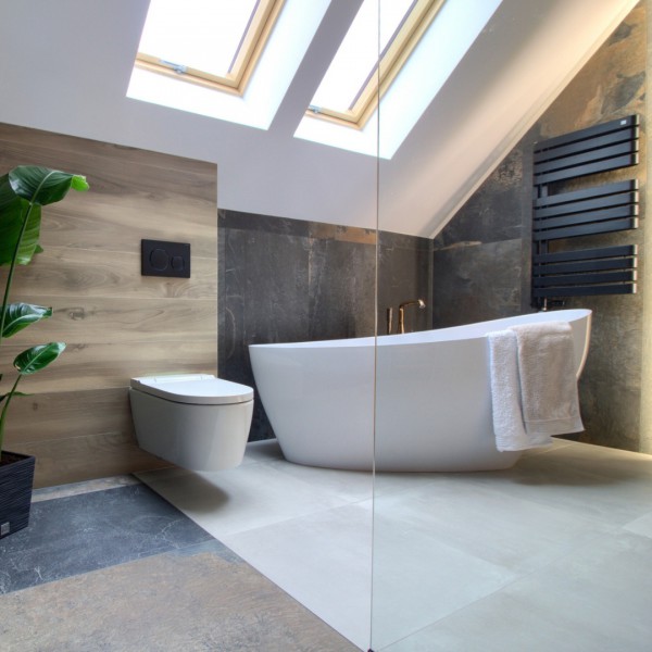  Luksusowa oaza na poddaszu: łazienka z sauną i złotymi bateriami łazienkowymi