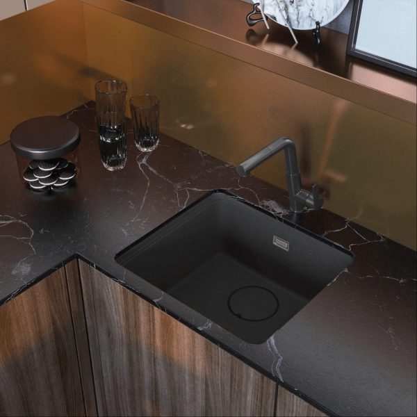 Nowoczesna kuchnia z antracytowym zlewem i prostą, czarną baterią