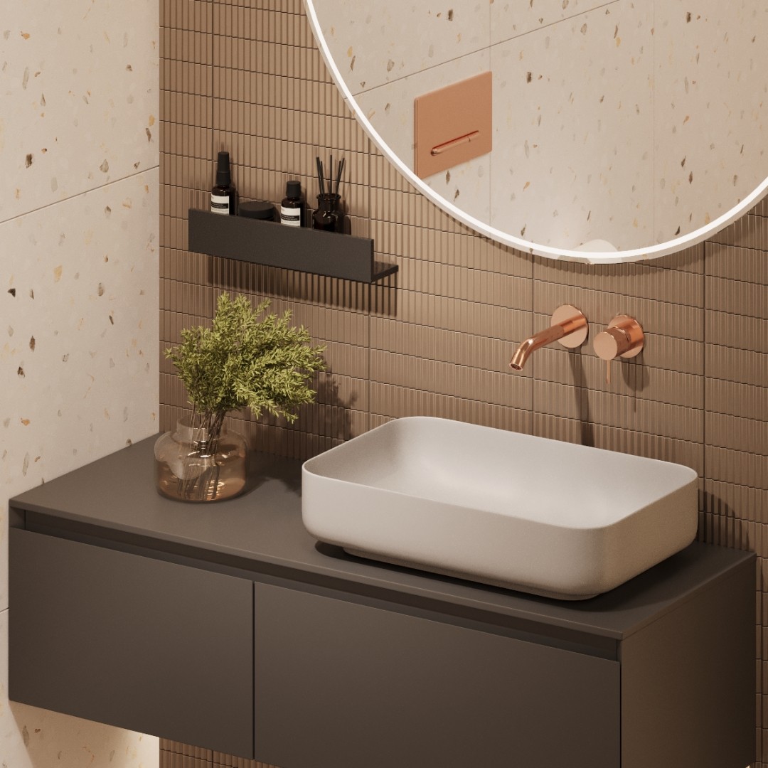 Elegancka mała łazienka z prysznicem walk-in i podtynkową baterią umywalkową