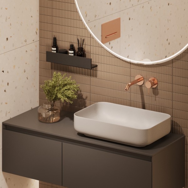 Elegancka mała łazienka z prysznicem walk-in i podtynkową baterią umywalkową