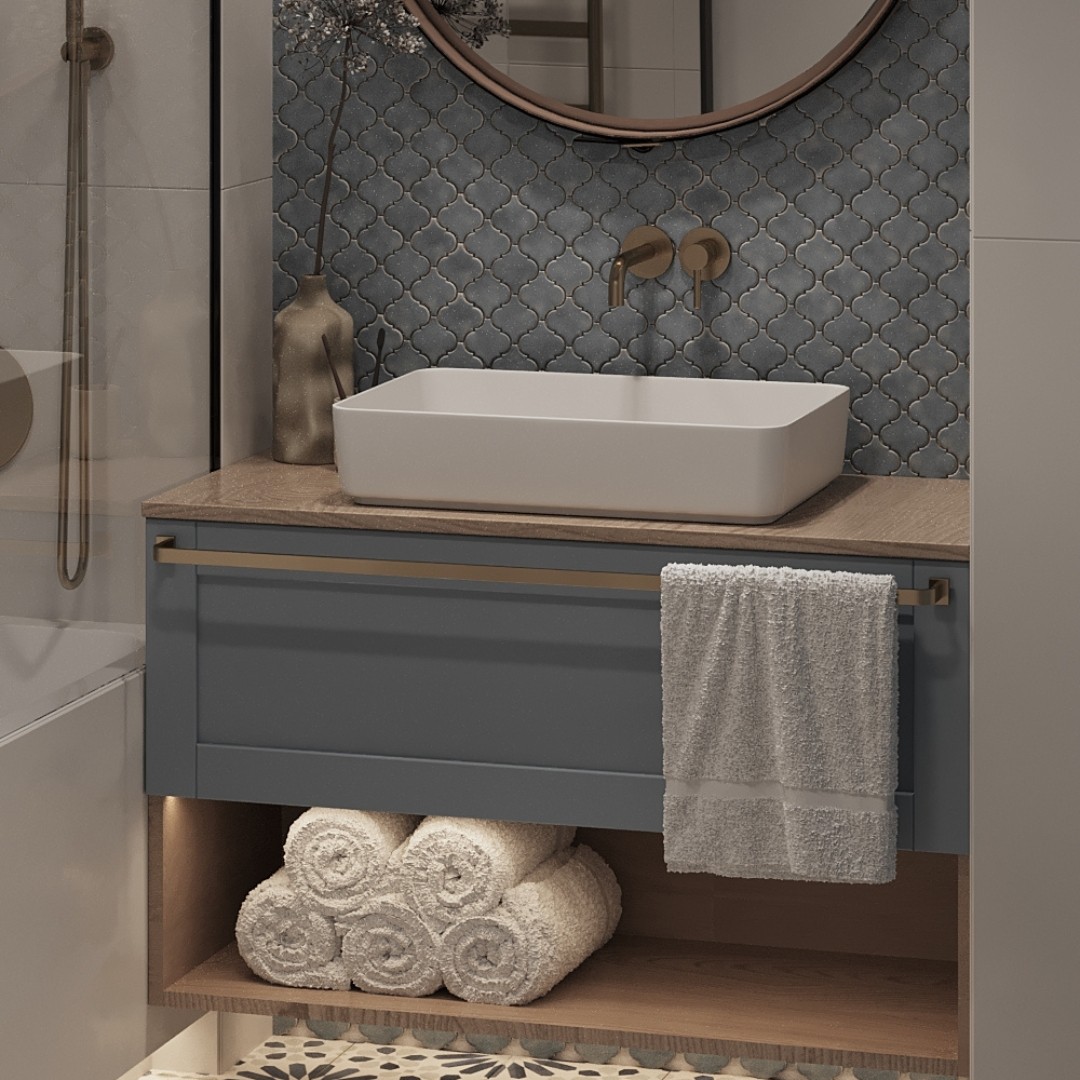 Stylowa mała łazienka z wanną i parawanem prysznicowym