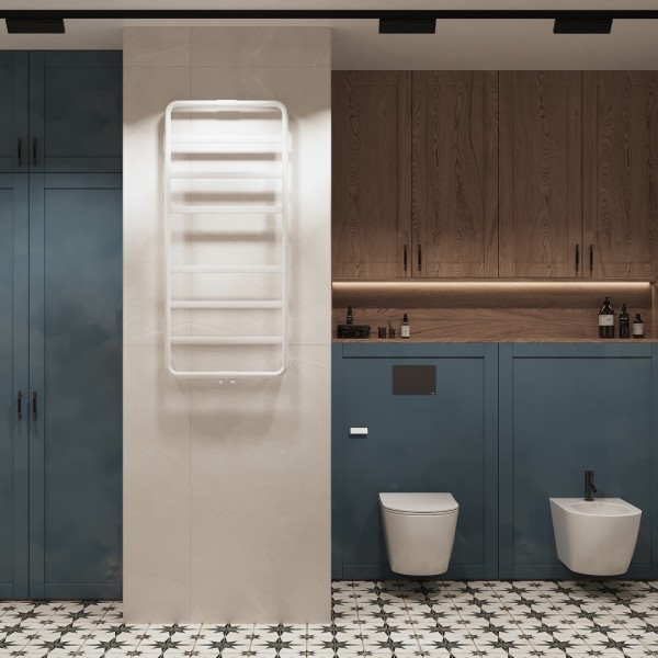 Nowoczesna łazienka z drewnem i granatowymi szafkami