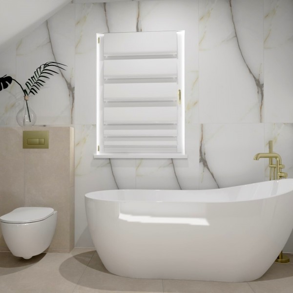 Łazienka na poddaszu z umywalką nablatową i złotą baterią umywalkową