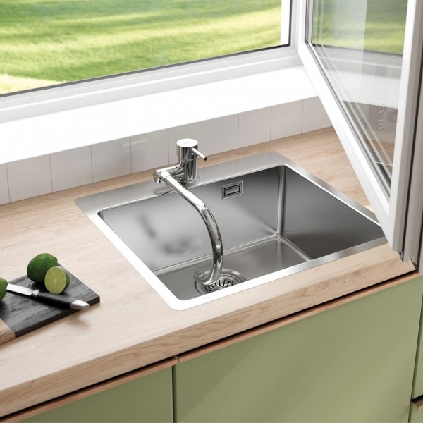 Jasna zabudowa kuchenna z zielonymi frontami i stalowym zlewozmywakiem bez ociekacza