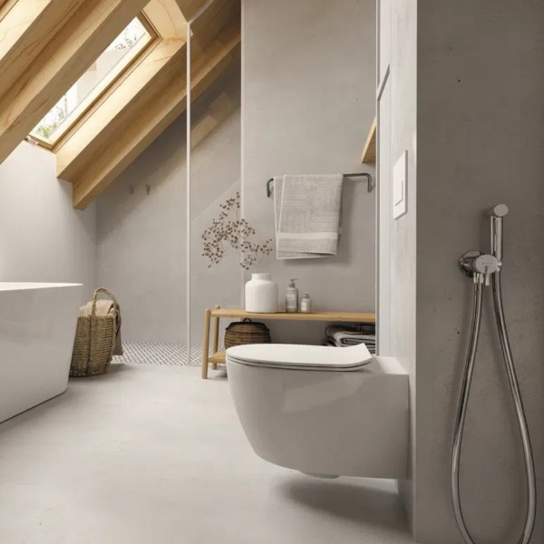 Łazienka na poddaszu z owalną umywalką i bidetką ścienną