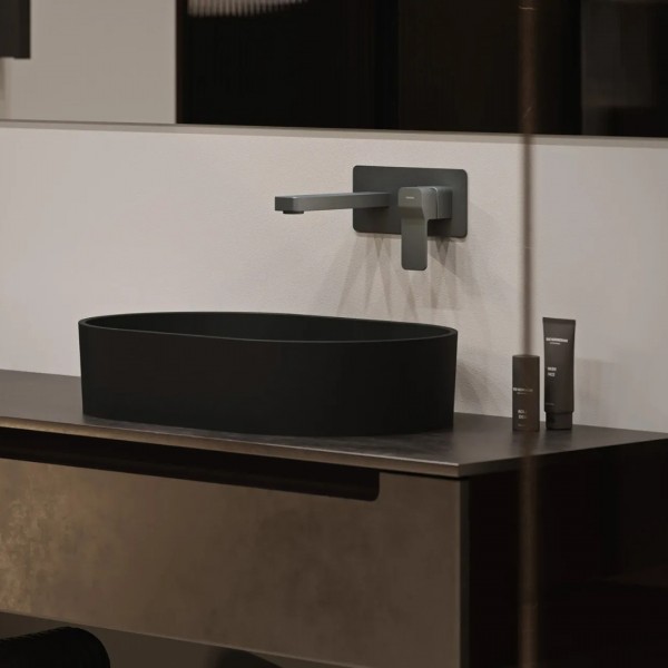 Czarna umywalka nablatowa owalna w eleganckiej łazience z grafitowymi akcentami